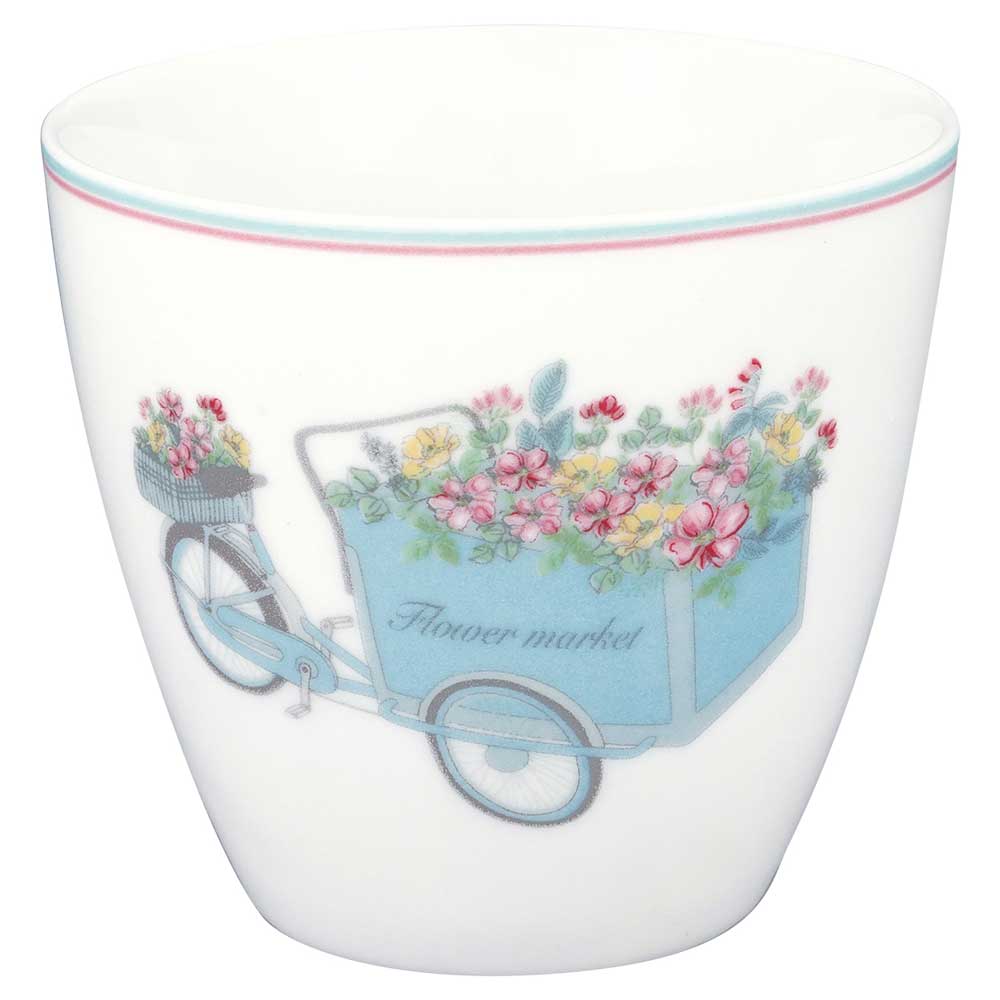 Weiße GreenGate Latte-Tasse mit einem blauen Blumenkarren-Fahrrad, gefüllt mit leuchtenden Blumen und dem Text „Flower Market“.