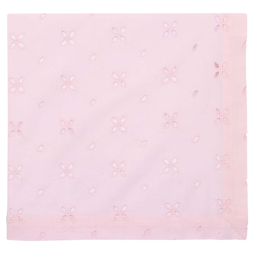 Ein quadratisches Stück rosa Stoff mit einem sich wiederholenden Spitzenblumenmuster, „GreenGate - Tischdecke Lace Blumenmuster Spitze Rosa 100 x 100 cm.“.