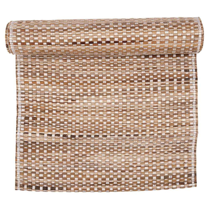 Ausgerollter GreenGate Tischläufer „Tischläufer Weide“ mit einem karierten Design in Braun und Beige in den Maßen 180 x 35 cm.