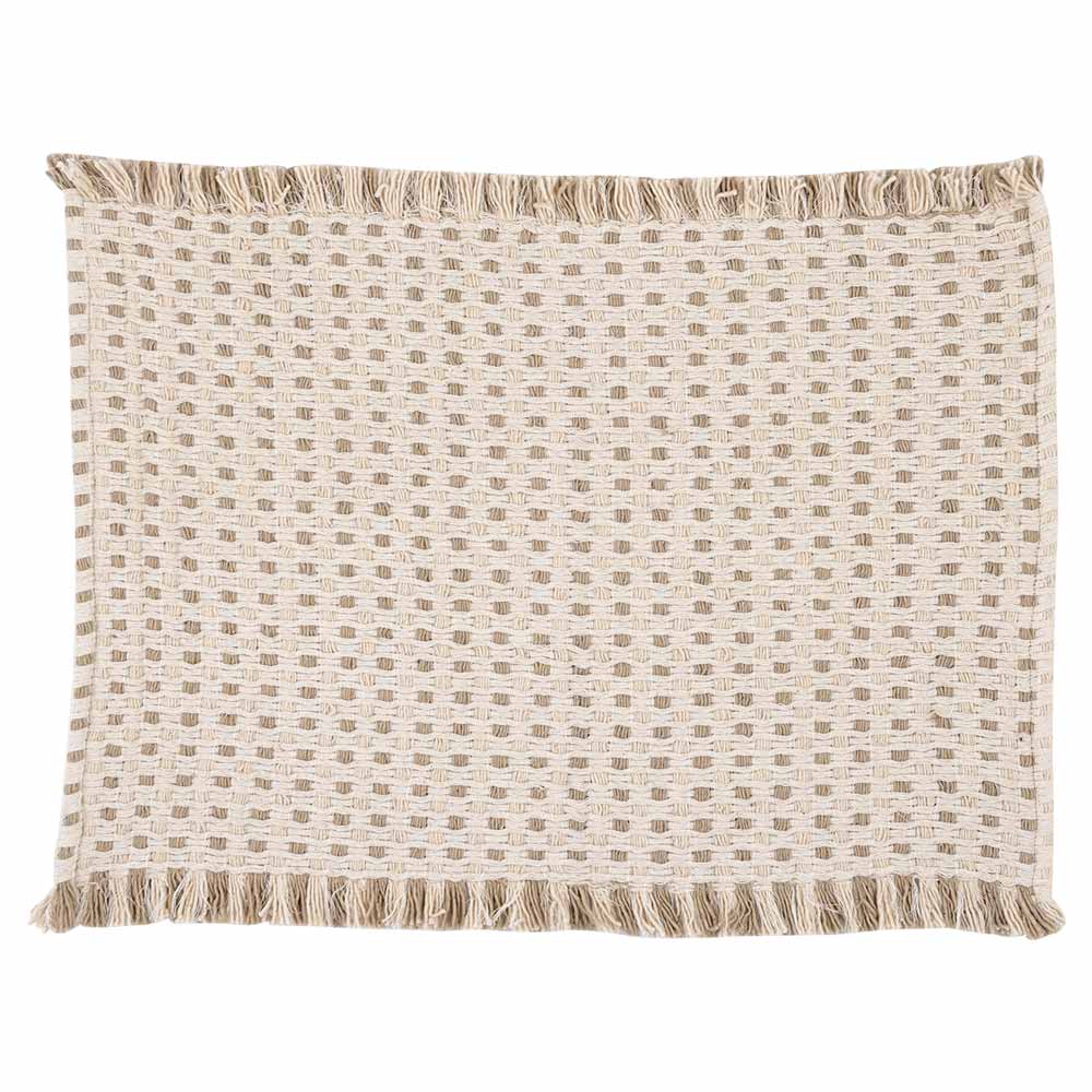 Das GreenGate - Tischset Woven Sand ist ein rechteckiges Textilset mit einem Karomuster und Fransenrand, überwiegend in Beige- und Hellbrauntönen.