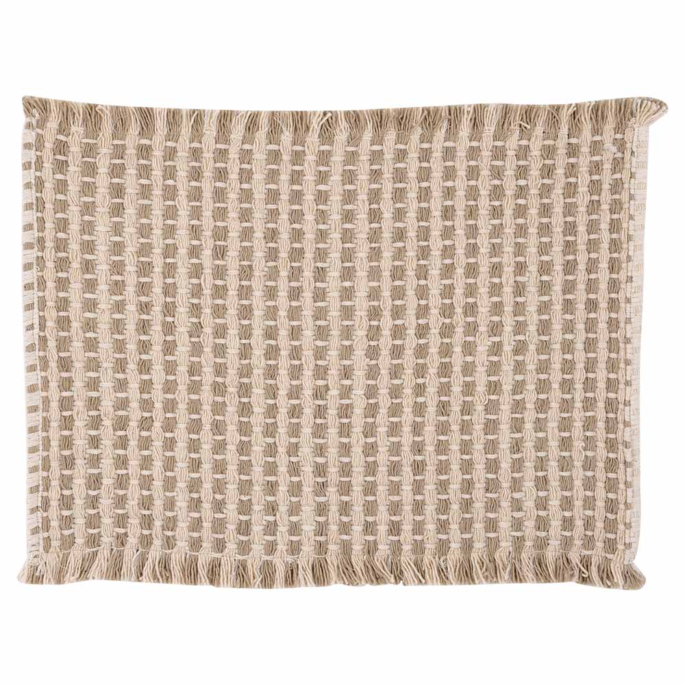 Das GreenGate - Tischset Woven Sand ist eine rechteckige Matte mit einem karierten Muster in Beige und Creme mit Fransenrändern.