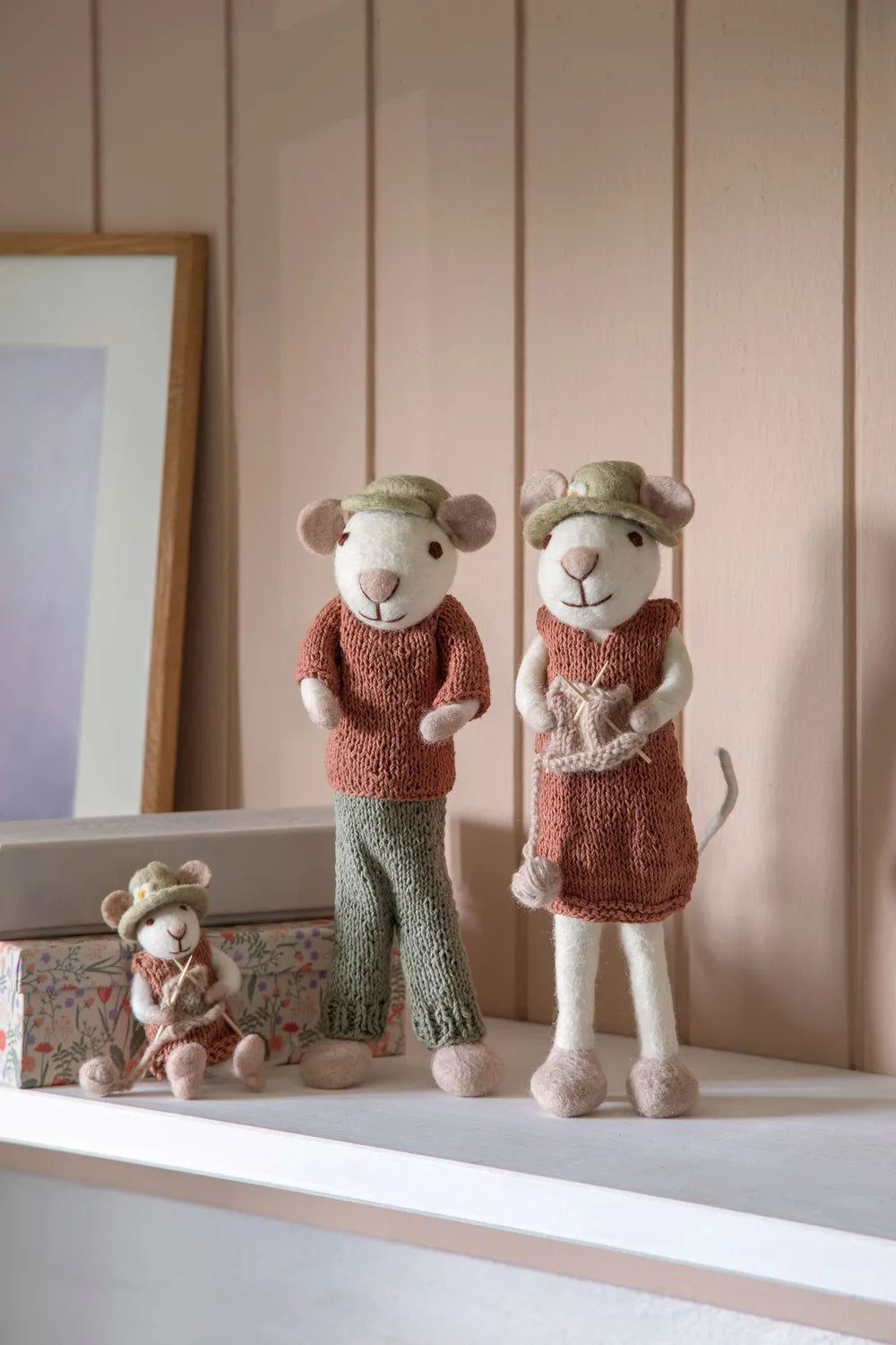 Gry & Sif - Große weiße Maus mit Hut, rotem Kleid & Strickzeug