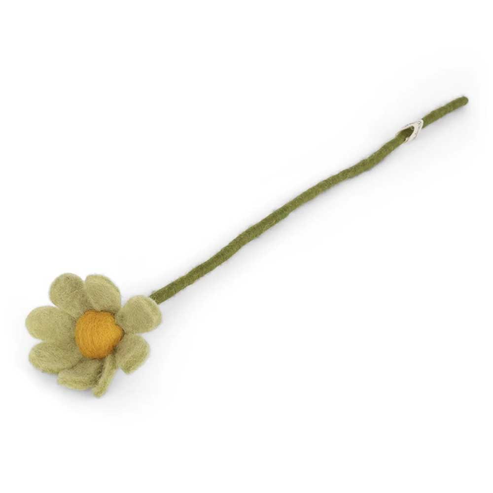 Eine Gry & Sif – Anemone Filz Haarspange mit einer gelben Blume darauf.