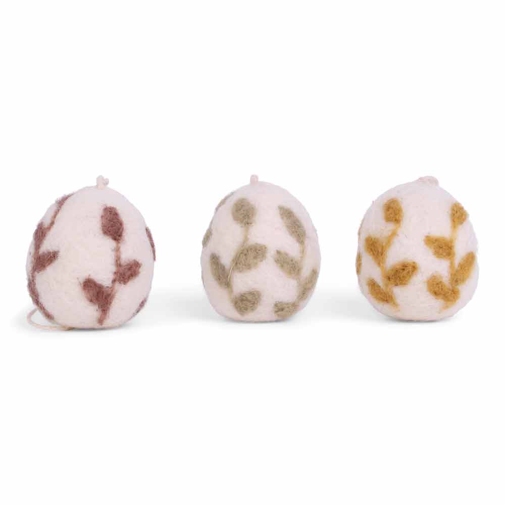 Drei Trocknerbälle aus gefilzter Wolle von Gry & Sif mit verschiedenfarbigen Mustern auf weißem Hintergrund.