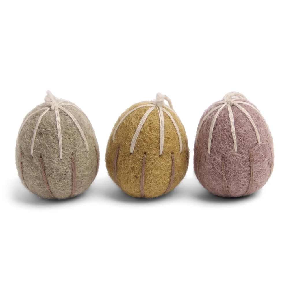 Drei Gry & Sif - Anhänger Eier Filz mit Streifen 3er-Sets in neutralen Farben auf weißem Hintergrund.