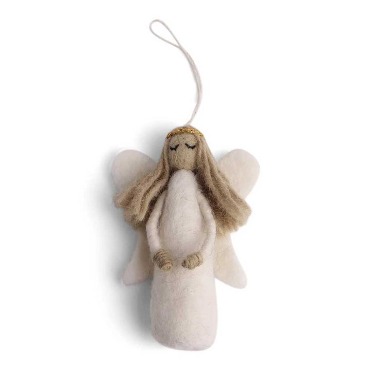 Der Anhänger Engel Filz von Gry &amp; Sif ist ein Engelsornament aus Filz mit langen Haaren, geschlossenen Augen, zarten Flügeln, einem goldenen Stirnband und einer Aufhängeschlaufe.