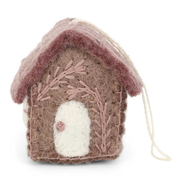 Gry & Sif – Anhänger Haus aus Filz, Ornament mit braunem Korpus, weißer Tür und rosa gestickten Details, isoliert auf weißem Hintergrund.