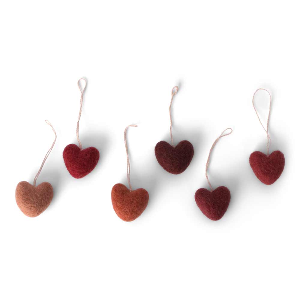 Fünf Gry & Sif - Anhänger Herz Mini Filz 6er-Sets in verschiedenen Rot- und Brauntönen in einer Reihe auf weißem Hintergrund angeordnet.