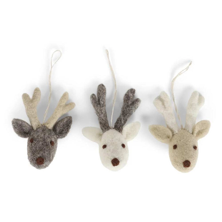 Ein Set aus drei Rentier-Ornamenten aus Filz in Grau, Weiß und Beige mit Geweih und Aufhängeschlaufen von Gry &amp; Sif.