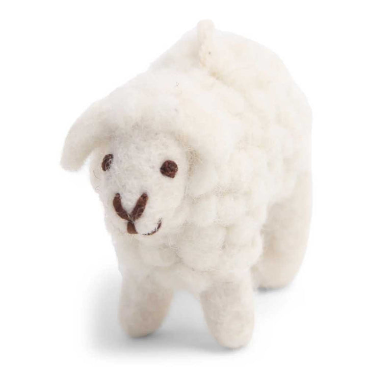 Ein kleines, weißes Plüschtier Gry & Sif - Anhänger Schaf Filz mit lächelndem Gesicht vor weißem Hintergrund.