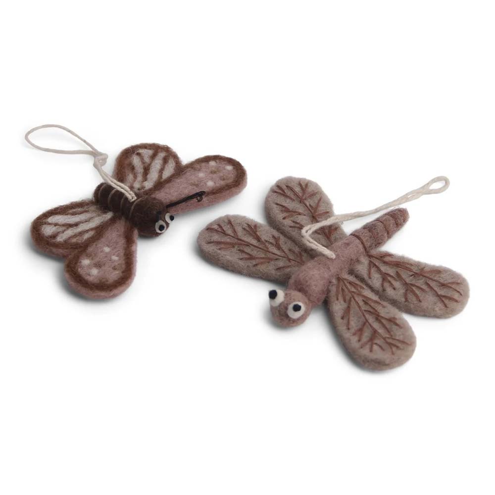 Zwei Gry & Sif - Anhänger Schmetterling & Libelle Filz 2er-Set Ornamente mit Kulleraugen auf weißem Hintergrund.