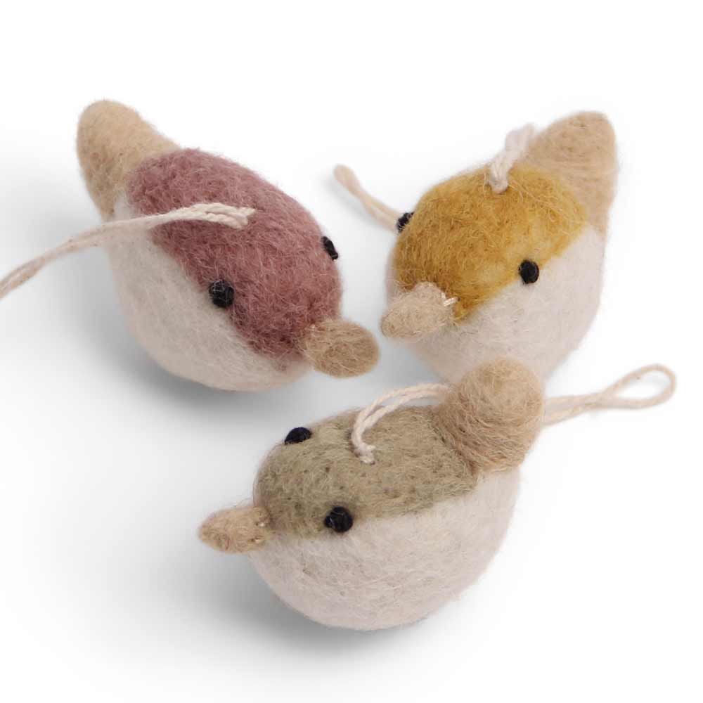 Eine Gruppe von Gry & Sif - Anhänger Vögel Filz 3er-Set.