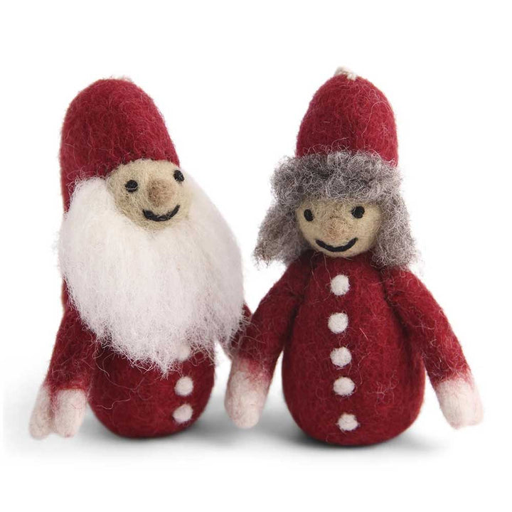Produktname: Gry &amp; Sif – Anhänger Wichtel Paar Filz, mit zwei Filzwichteln in roter Kleidung mit weißen Knöpfen; einer mit weißem Bart und der andere mit grauem Haar.