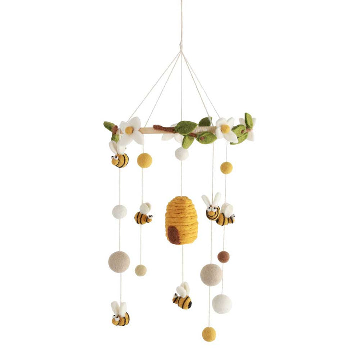 Das Gry &amp; Sif – Baby Mobile Bienchen besteht aus Filzbienen, einem Bienenstock und Blumen, die an Schnüren an einem runden Holzrahmen aufgehängt sind.