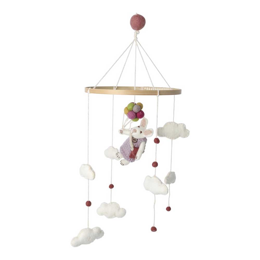Ein hängendes Baby-Mobile mit einem kleinen Kaninchen, das bunte Luftballons hält und von weißen Wolken umgeben ist. Das Gry & Sif - Baby Mobile Hase Mädchen mit Luftballons hängt an einem Holzring.