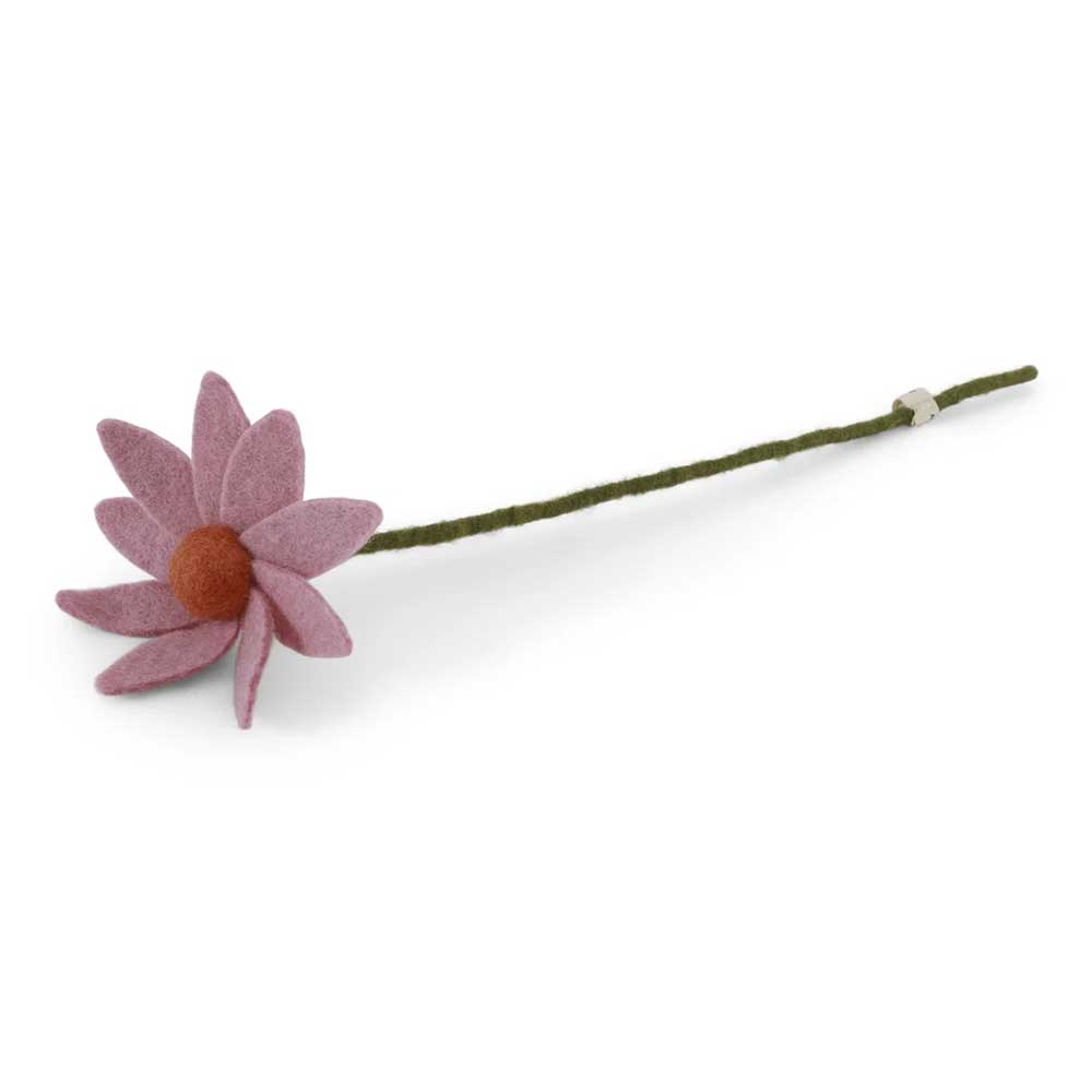 Der Gry & Sif – Blume Filz Cosmos ist eine einzelne rosa Filzblume mit einem langen grünen Stiel und einer orangefarbenen Mitte auf weißem Hintergrund.