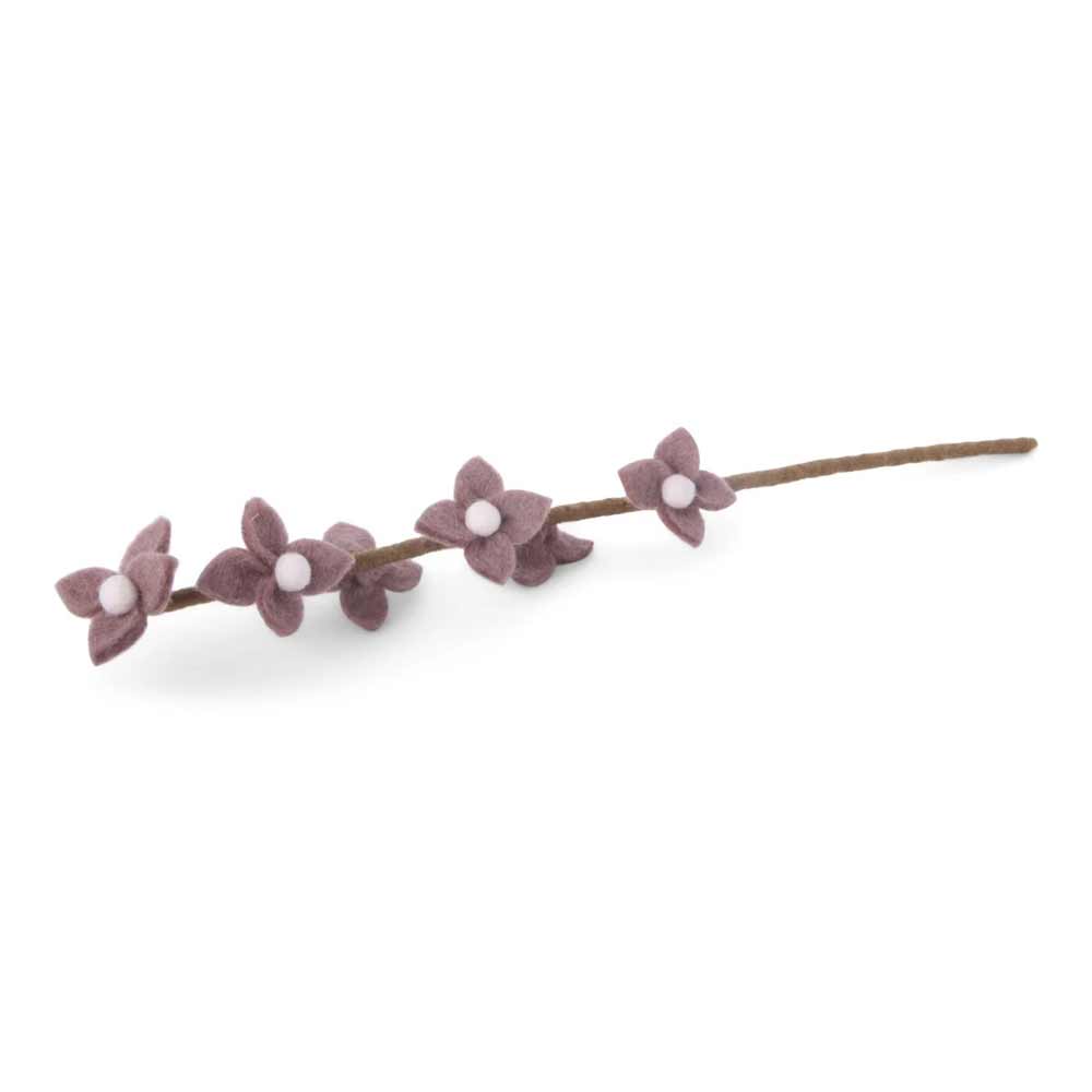 Ein einzelner Zweig von Gry & Sif - Blumen auf Stiel Filz mit kleinen violetten Blüten auf weißem Hintergrund.