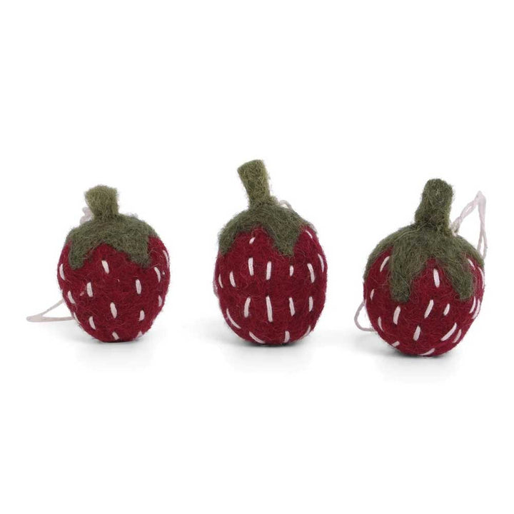 Das Gry &amp; Sif Erdbeeren Anhänger Filz 3er-Set besteht aus drei roten Erdbeerornamenten aus Filz mit grünen Spitzen und weißen Samendetails, die nebeneinander auf einem weißen Hintergrund abgebildet sind.