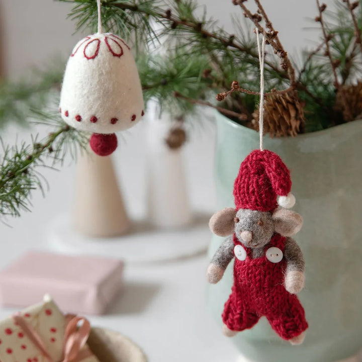 Gry & Sif – Anhänger Graue Filzmaus mit roter Hose