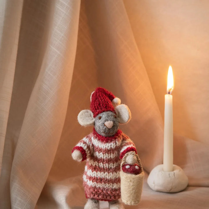 Gry & Sif - Kleine Mädchenmaus im Kleid mit Pilz im Eimer grau