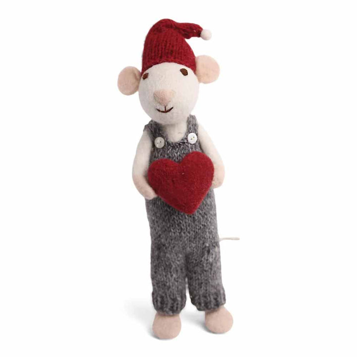 Eine Gry &amp; Sif - Maus Filz Junge groß mit rotem Herz, die eine rote Mütze und einen grauen Overall trägt und ein rotes Herz hält.