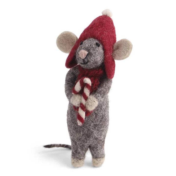 Eine kleine Filzmausfigur von Gry &amp; Sif, mit roter Mütze und Schal bekleidet, hält eine Zuckerstange.