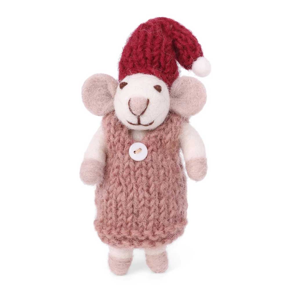 Eine Gry & Sif - Maus aus Filz in rosa Kleid mit rotem Hut steht aufrecht.