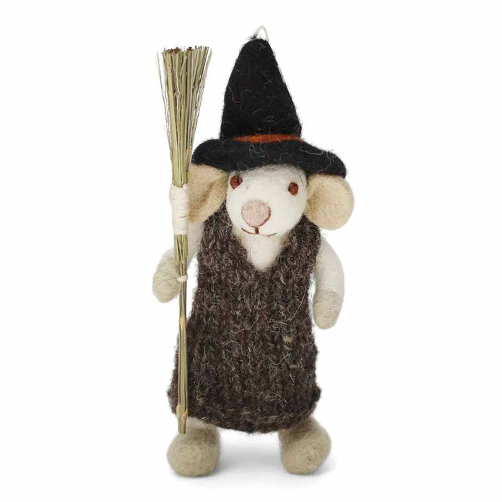 Die Gry &amp; Sif - Maus Mädchen Hexe Filz ist eine als Hexe verkleidete Filzmausfigur mit schwarzem Hut und Kleid, die einen Besen in der Hand hält und aufrecht vor einem weißen Hintergrund steht.