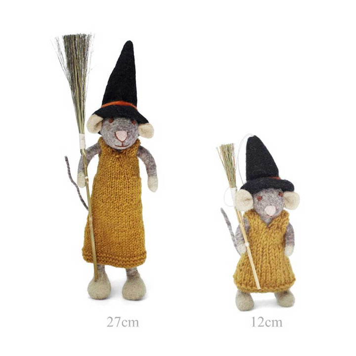 Zwei Stoffmausfiguren von Gry & Sif, beide als Hexen verkleidet in senfgelben Outfits und schwarzen Hüten. Eine Figur ist 27 cm groß, die andere 12 cm, und jede hält einen Besen.