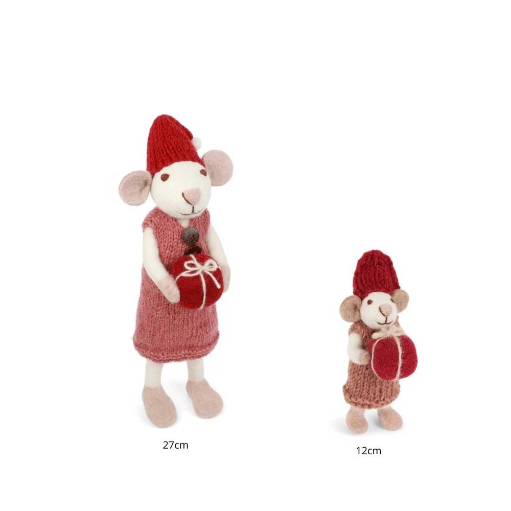 Zwei Plüschfiguren „Gry & Sif – Maus Mädchen mit Geschenk aus Filz“, jeweils mit roter Mütze und Geschenken in der Hand, wobei die größere Figur 27 cm und die kleinere 12 cm groß ist.