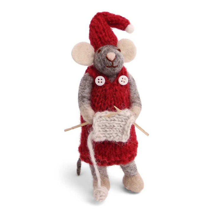 „Gry & Sif – Maus Mädchen mit Strickzeug“ ist eine Filzmaus in einem roten Strickoutfit und einer Mütze, die Stricknadeln und ein Strickstück hält.