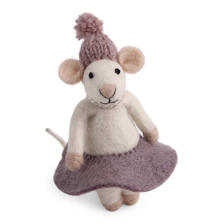 Die Filzmaus von Gry &amp; Sif trägt einen lila Rock und eine rosa Strickmütze.