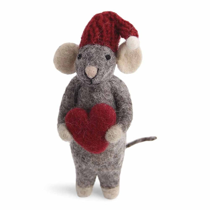 Die Gry &amp; Sif - Maus grau Filz mit Herz ist eine Mausfigur aus grauem Filz mit einem roten Herz und einer Weihnachtsmannmütze, die aufrecht vor einem weißen Hintergrund steht.
