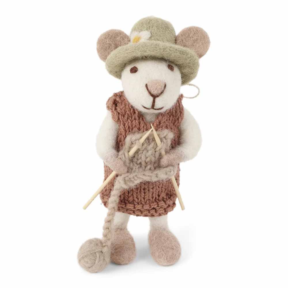 Ein handgefertigter Gry & Sif - Maus Filz mit Hut Kleid & Strickzeug aus staubrotem Strick mit Wolle.