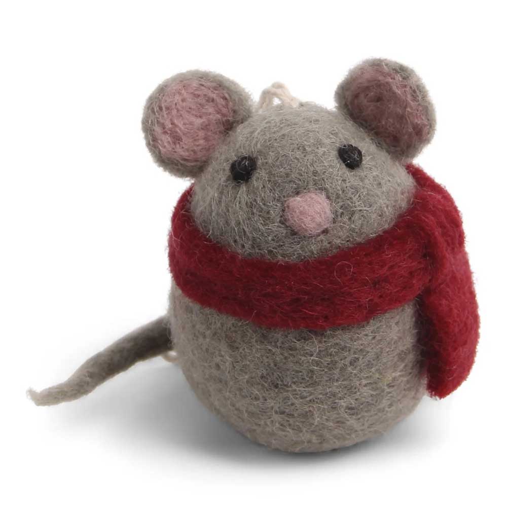 Ein Maus-Ornament aus Filz von Gry & Sif mit einem roten Schal.