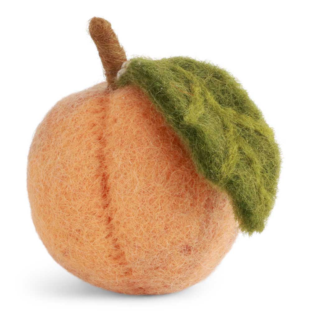 Der Gry & Sif – Pfirsich Filz ist ein gefilzter Wollpfirsich mit grünem Blatt und braunem Stiel.
