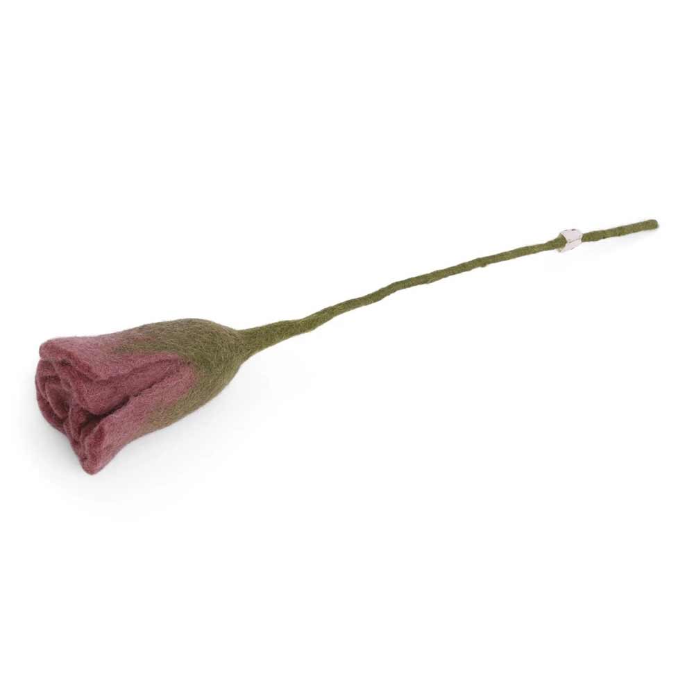 Ein Gry & Sif - Rose Filz mit langem Stiel auf weißem Hintergrund.