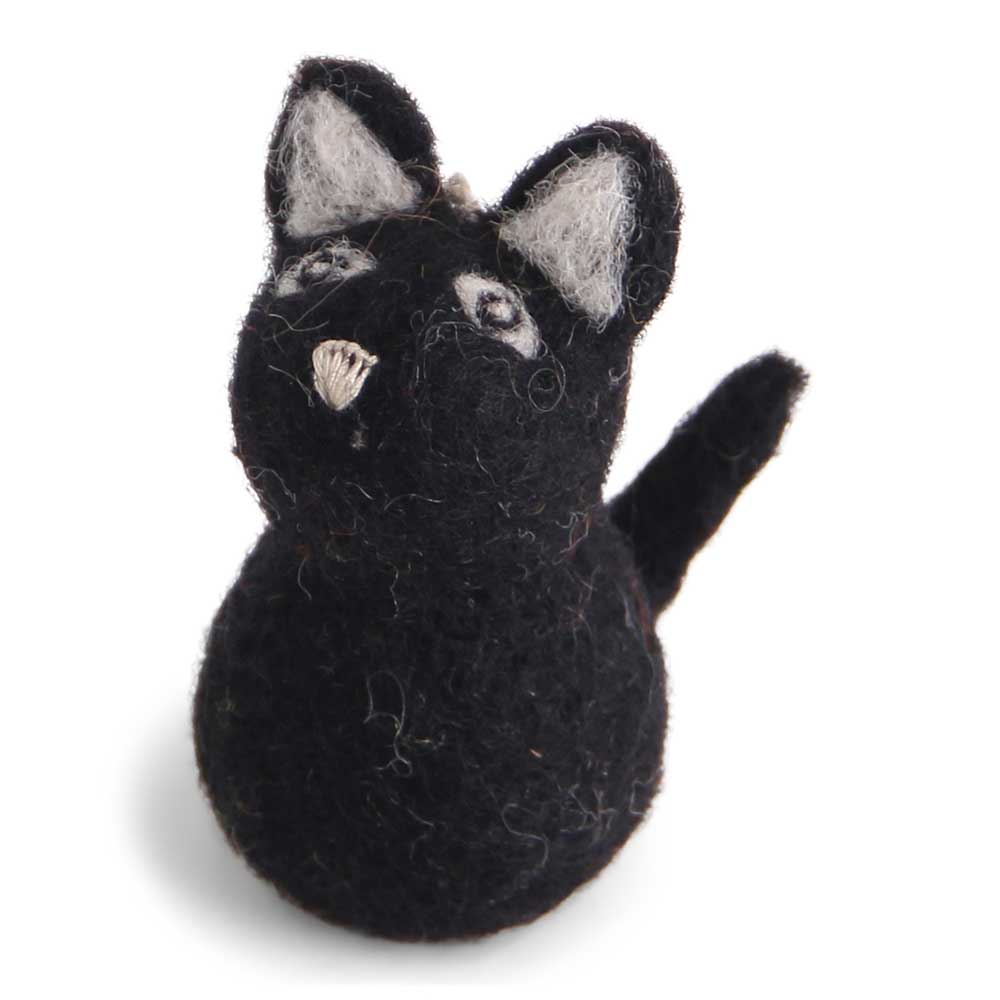 Eine kleine, handgefertigte Katzenfigur aus schwarzem Filz mit weißen Details an Ohren, Augen und Nase von Gry & Sif – Schwarze Katze Filz.