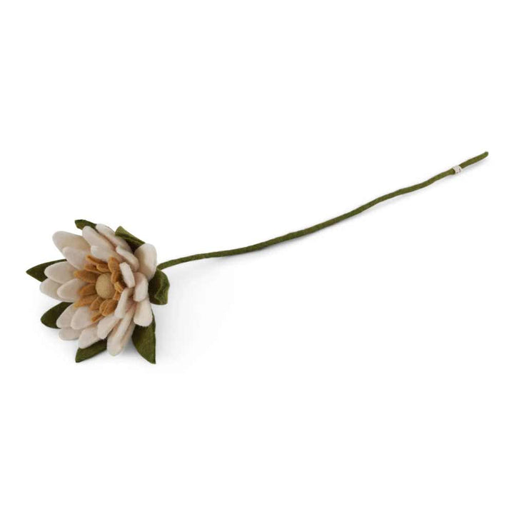 Der Gry &amp; Sif - Seerose Filz besteht aus creme- und beigefarbenen Filzblättern, grünen Blättern und einem langen grünen Stiel auf weißem Hintergrund.
