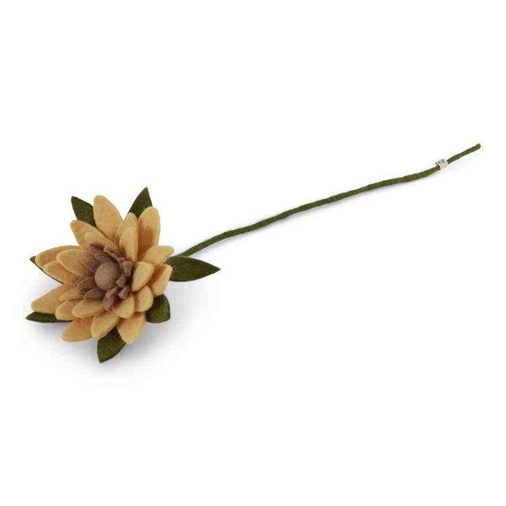 Die Gry &amp; Sif - Sonnenblume Filz ist eine hellbraune und grüne Filz-Sonnenblume mit geschichteten Blütenblättern und einem langen, dünnen Stiel, die auf einem weißen Hintergrund abgebildet ist.