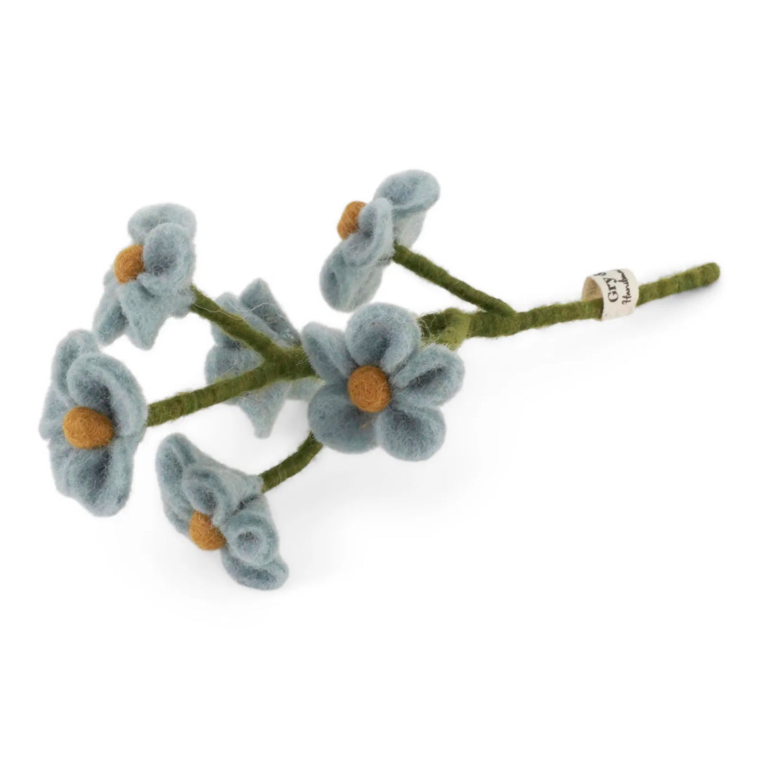 Die Gry &amp; Sif - Vergiss mein nicht Filzblume zeigt fünf blaue Filzblüten mit gelber Mitte auf einem grünen Filzstiel, komplett mit einem kleinen Etikett.