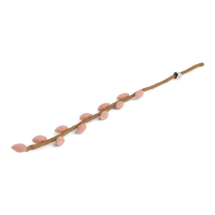 Ein einzelner Gry & Sif - Weidenkätzchen Filzzweig mit rosa Knospen auf weißem Hintergrund.