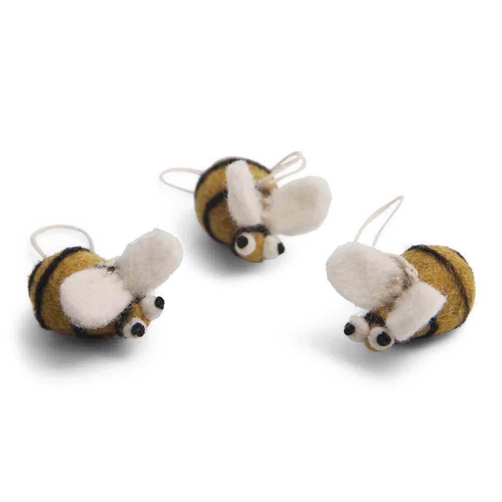 Drei Gry & Sif - Anhänger Biene Filz 3er-Set Ornamente auf weißem Hintergrund.