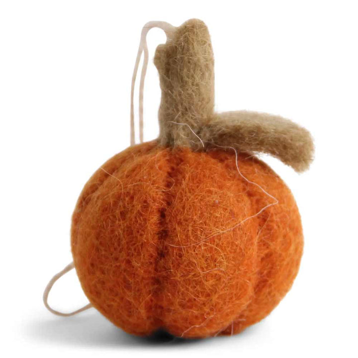 Das Gry &amp; Sif Kürbis Anhänger Filz Mini Orange 3er-Set besteht aus kleinen orangefarbenen Filzkürbissen mit braunen Stielen und angebrachten Schnüren.