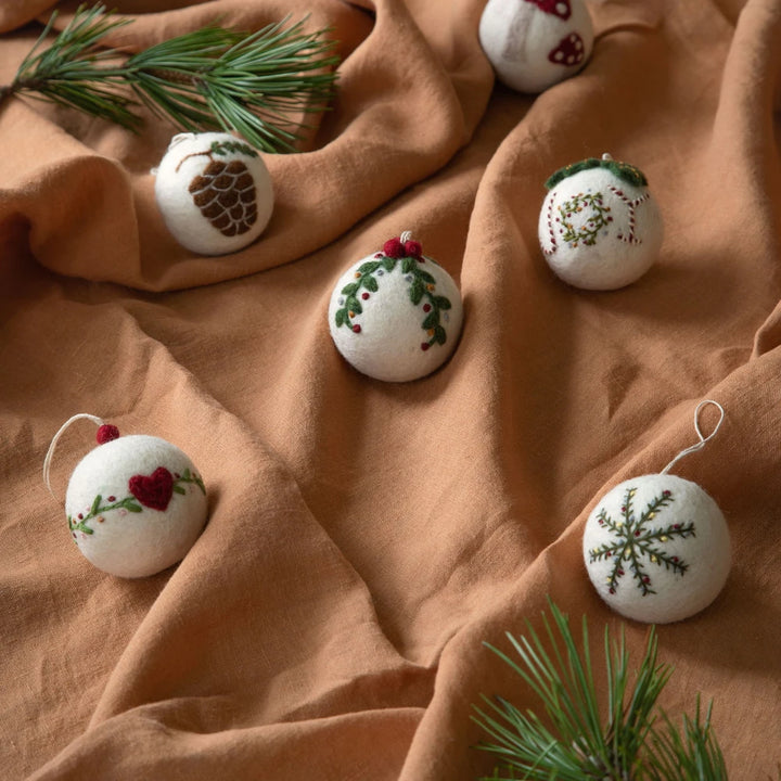 Gry & Sif - Weihnachtskugel - Weiß mit Pilzen