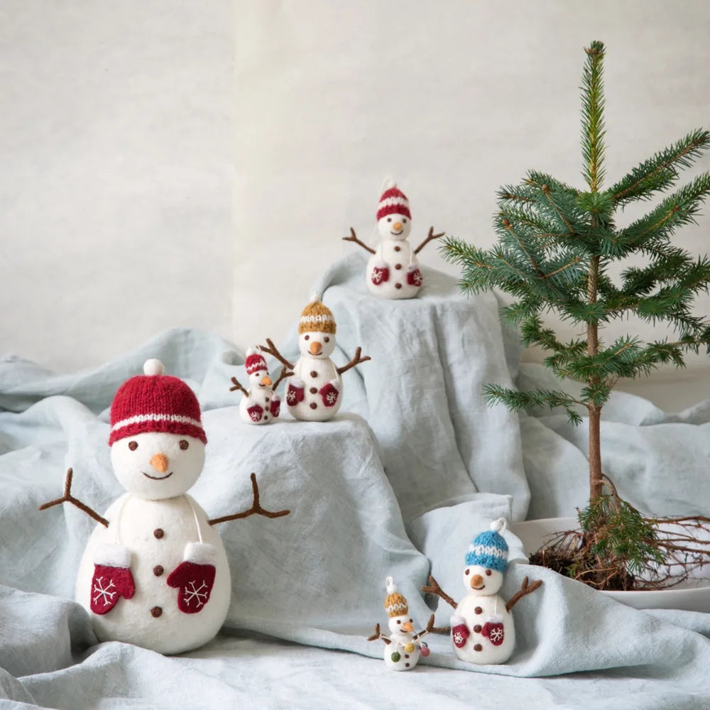 Gry & Sif – Großer Schneemann mit roter Mütze & Handschuhen
