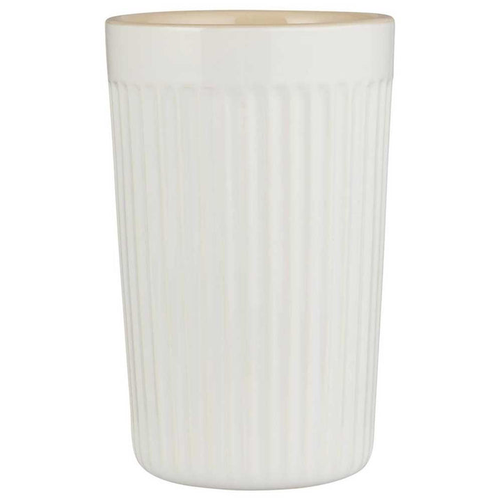 Eine weiße Keramikvase Ib Laursen - Cafe Latte Becher mit Rillen Mynte mit vertikaler Rippenstruktur.