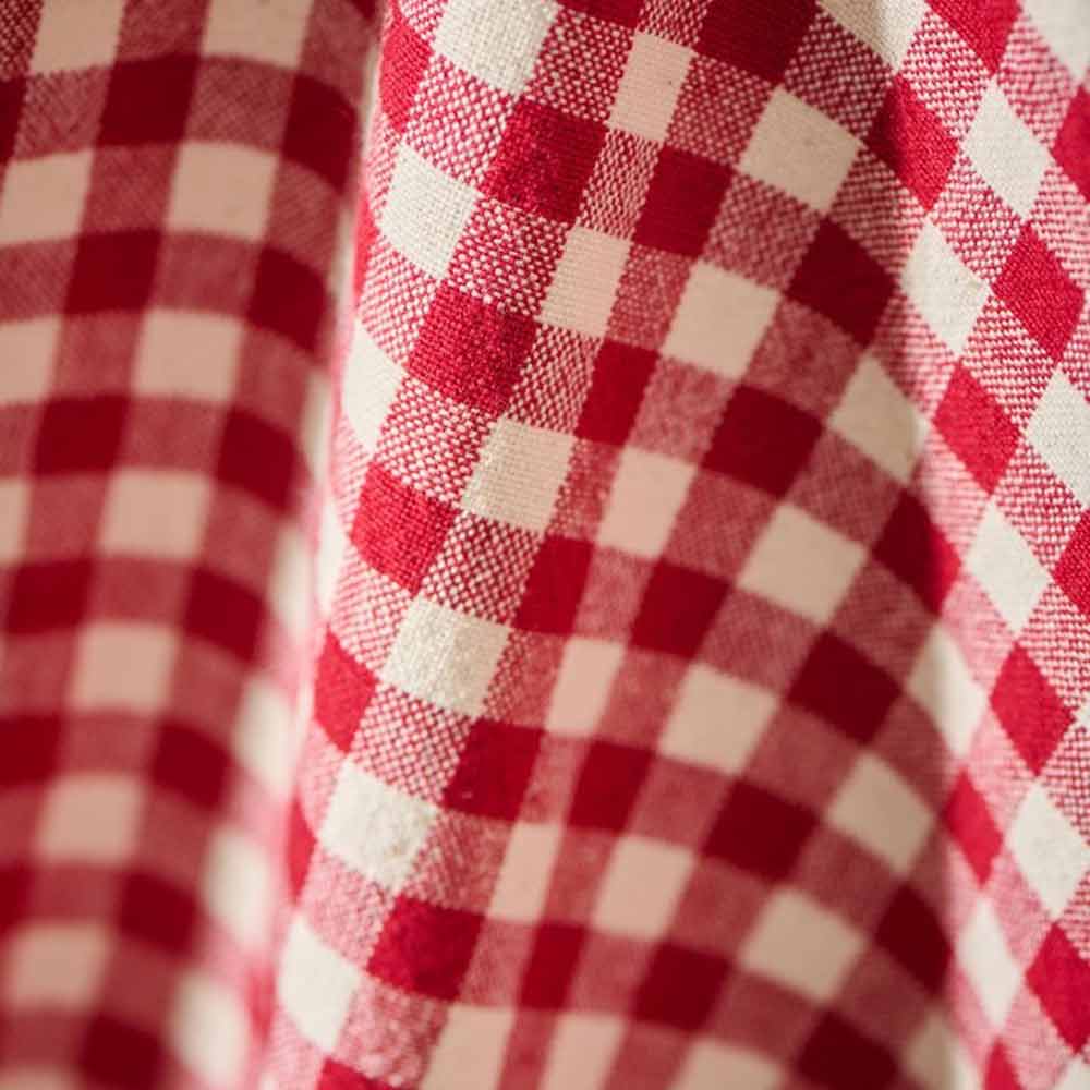 Nahaufnahme des Ib Laursen - Geschirrtuchs Asta rot mit kleinen naturfarbigen Karos, das seinen rot-weiß karierten Stoff mit einem klassischen Gingham-Muster zeigt.