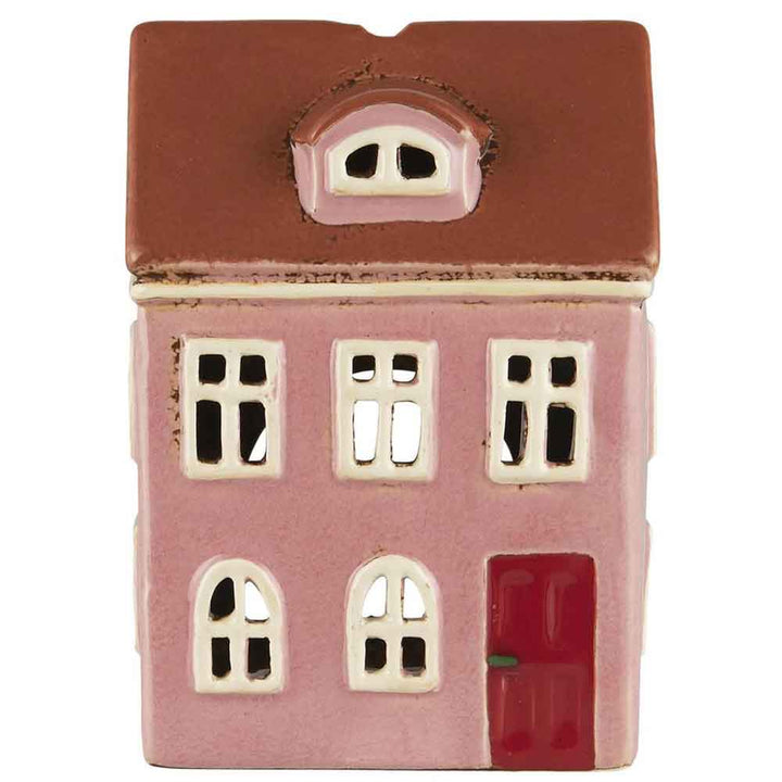 Ein kleines, rosafarbenes Keramikmodell eines zweistöckigen Hauses mit einem rotbraunen Dach und einer roten Tür – Ib Laursen – Haus für Teelicht Nyhavn gerundete Dachfenster.