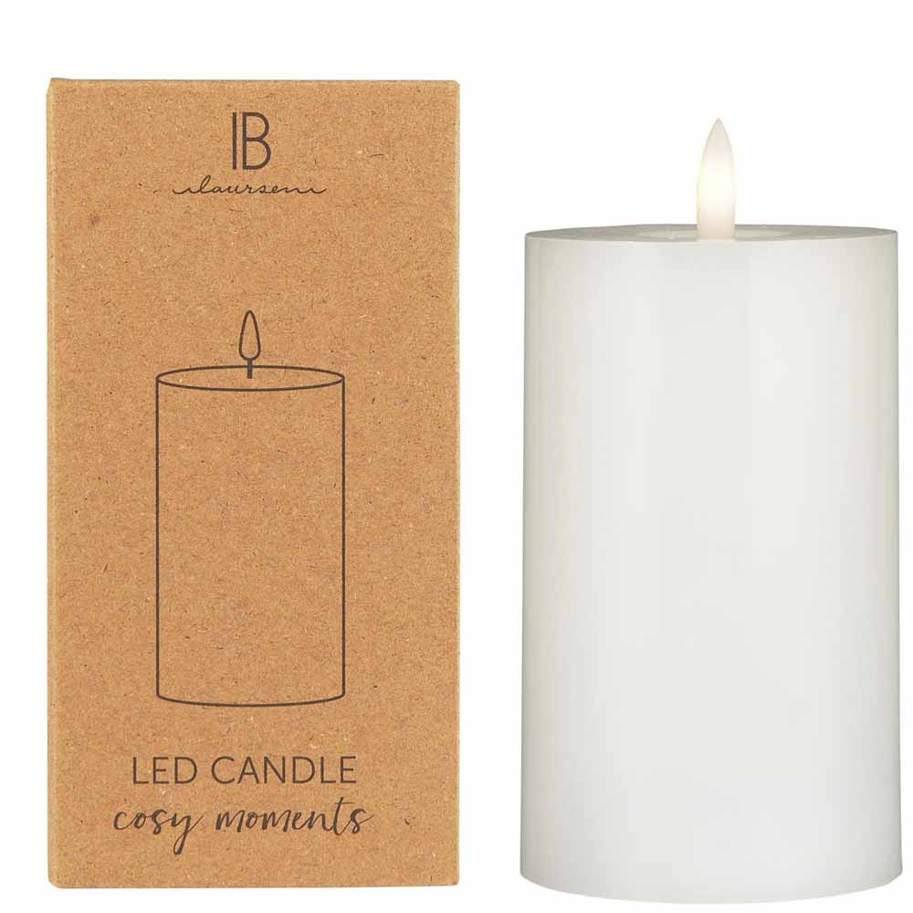 LED-Kerze von Ib Laursen mit warmer Flamme, in minimalistischer Verpackung mit der Aufschrift „Cosy Moments“.